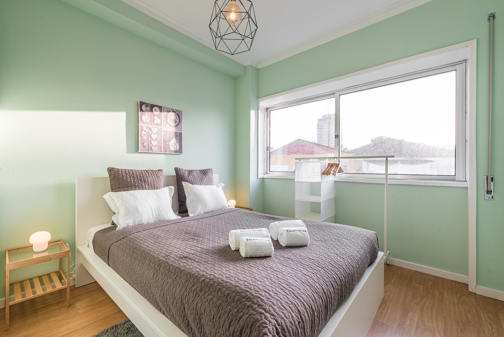 2 makuuhuonetta, työpöytä, internet, vuodevaatteet