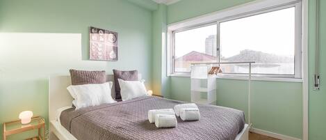 2 makuuhuonetta, työpöytä, internet, vuodevaatteet