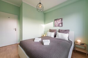 2 bedrooms, desk, Internet, bed sheets
