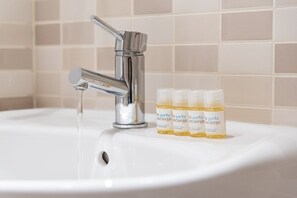 Shower, hair dryer, towels, soap - GuestReady - Wellspring Mint (Porto)