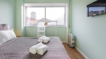 2 bedrooms, desk, internet, bed sheets