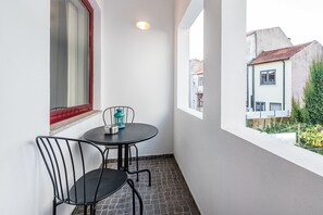 Outdoor dining - GuestReady - Crayon Walls 2nd (Porto)