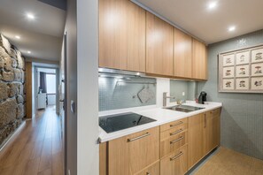 Kjøleskap, mikrobølgeovn, ovn og oppvaskmaskin