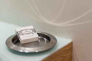 Skrivebord, internettilgang og sengetøy