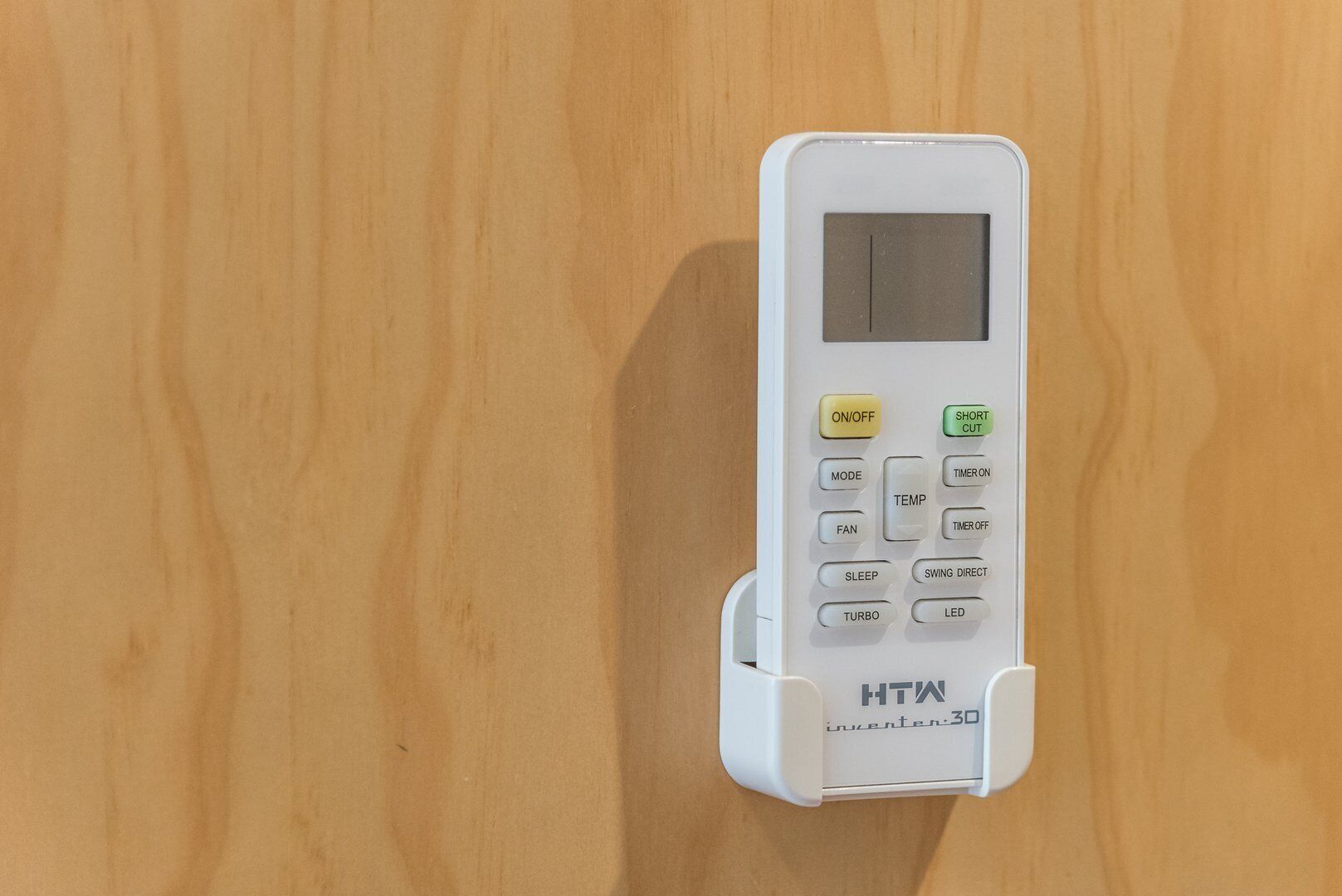 Un panneau de commande HTM blanc, fixé sur un mur en bois.