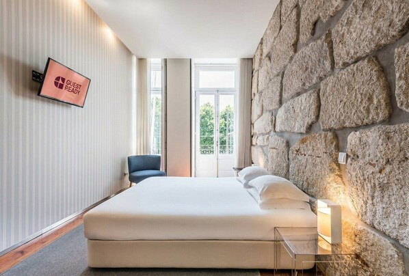 مكتب وخدمة الإنترنت وملاءات أسرّة