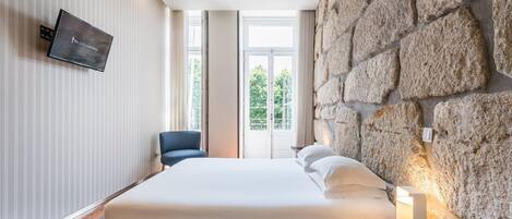 Escrivaninha, acesso à internet, roupa de cama