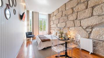 Schreibtisch, Internetzugang, Bettwäsche