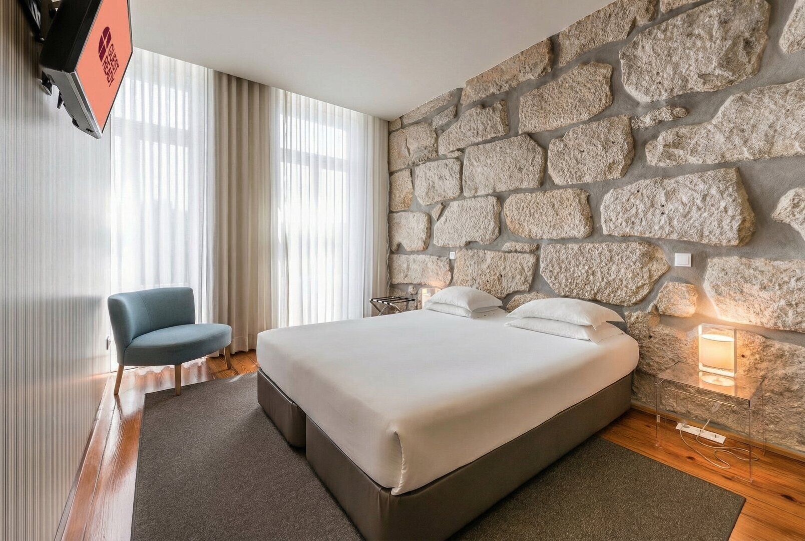 Skrivebord, internettilgang og sengetøy