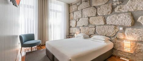 Skrivebord, internettilgang og sengetøy