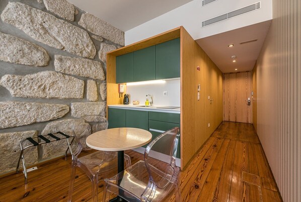 Refrigerador, microondas, cafetera/tetera, tostadora