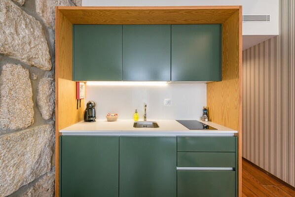 Kjøleskap, mikrobølgeovn, kaffetrakter/tekoker og brødrister