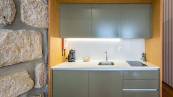 Réfrigérateur, micro-ondes, cafetiÚre/bouilloire, grille-pain