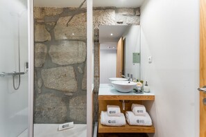 Regadera, secadora de cabello, toallas 