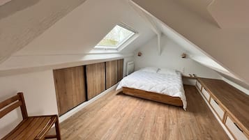 5 bedrooms, iron/ironing board, travel cot, free WiFi