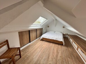 5 habitaciones, tabla de planchar con plancha y cuna de viaje 