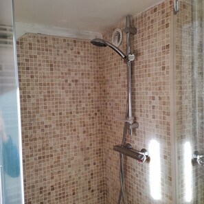 Douche, sèche-cheveux