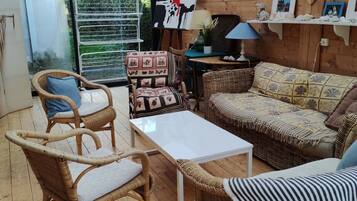 Televisie, een open haard, tafelvoetbal en boeken