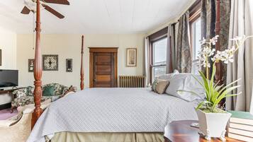 4 bedrooms, desk, iron/ironing board, travel crib