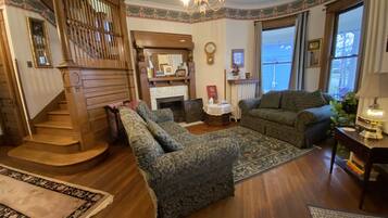 Smart TV, DVD player, livros, videoteca