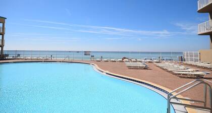 Penthouse Corner Beachfront BIG VIEWS Sleeps 5 King bunks FREE Beach Chairs Pool