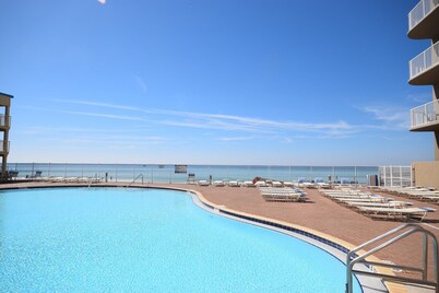 Penthouse Corner Beachfront BIG VIEWS Sleeps 5 King bunks FREE Beach Chairs Pool