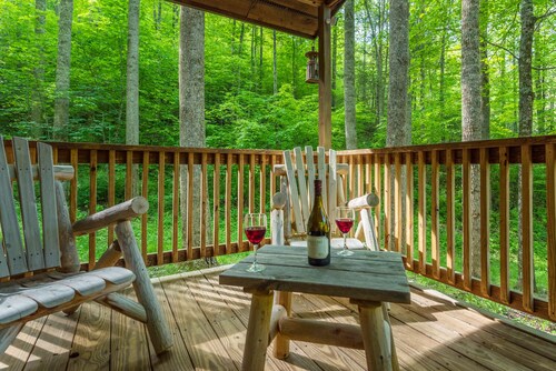 Maple Creek Cabin, Fireplace+Fire Pit, Grill & Wi-Fi, Private, Nearby Skiing!