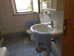 Doccia, asciugacapelli, bidet, sapone