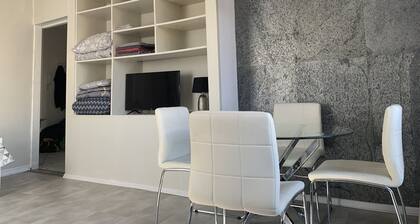 Urban Comfort Oasis: Modern 2-Bedroom Art Apartment with Balcony