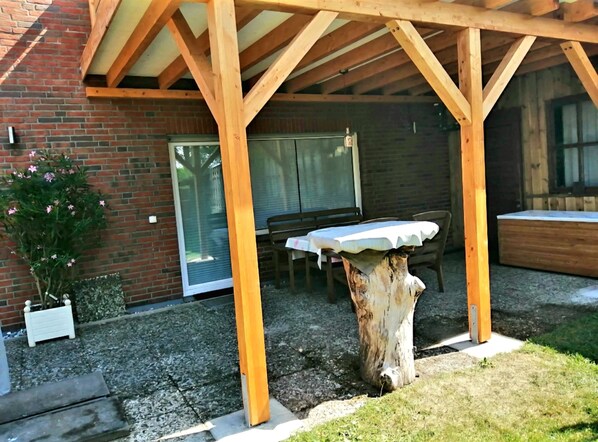 Outdoor dining - Vacation apartment with garden for dogs in the Hüttner mountains (Brekendorf)