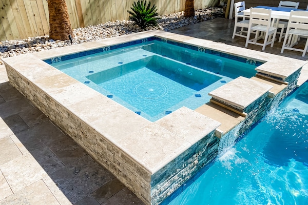 Et oppvarmet basseng og et basseng med foss