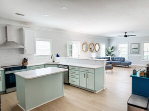 Full-sized fridge, microwave, oven, stovetop