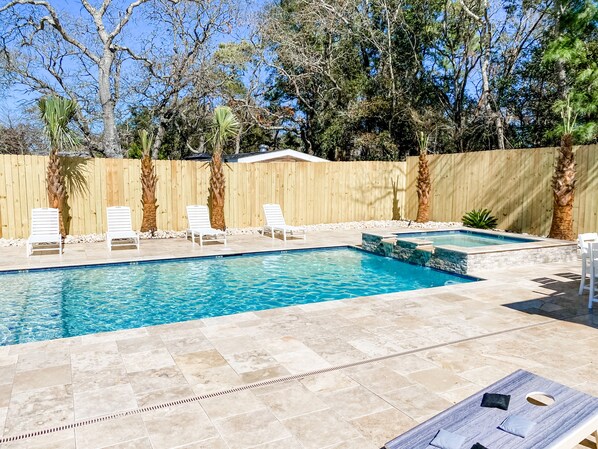 Lämmitetty uima-allas, uima-allas vesiputouksella