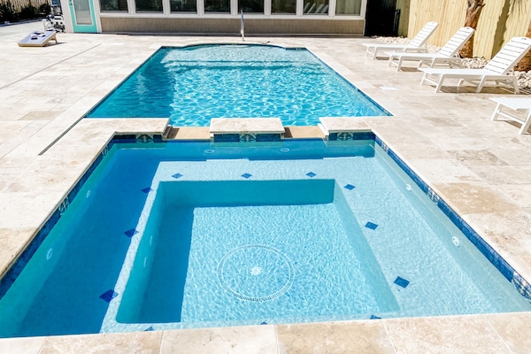 Et oppvarmet basseng og et basseng med foss