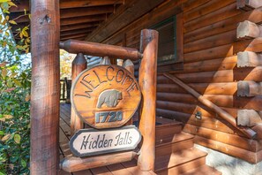 Un cartello di legno con un orso e l'anno 1720, e sotto un cartello che recita 'Hidden Falls'.