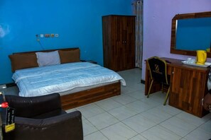 In-room safe, free WiFi, bed sheets - Zaro Suites and Lounge Kano (Kano)