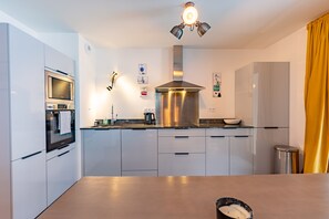 Een koelkast, een microgolfoven, een oven, een kookplaat