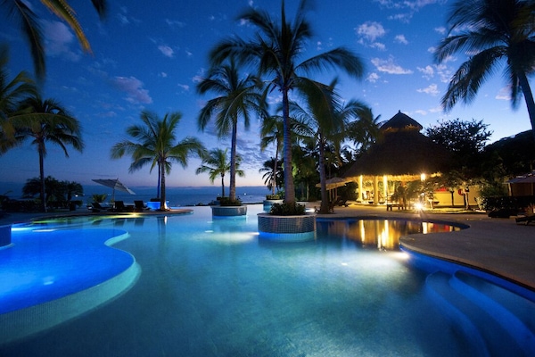 Free access to Alamar beach club