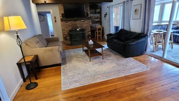 Älytelevisio, takka, pöytäjalkapallopöytä, pöytätennispöytä