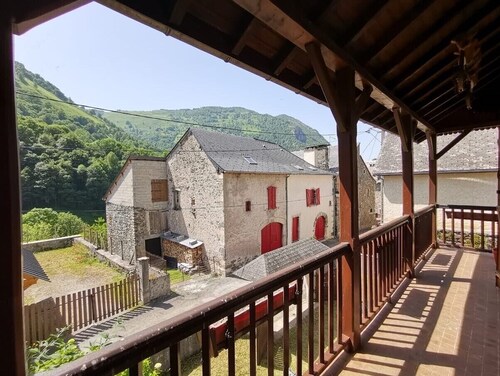 Mountain house in the heart of the village in the upper Aspe Valley