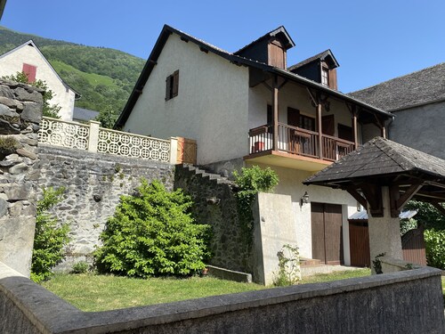 Mountain house in the heart of the village in the upper Aspe Valley