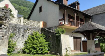 Mountain house in the heart of the village in the upper Aspe Valley