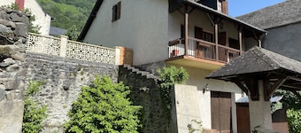 Mountain house in the heart of the village in the upper Aspe Valley