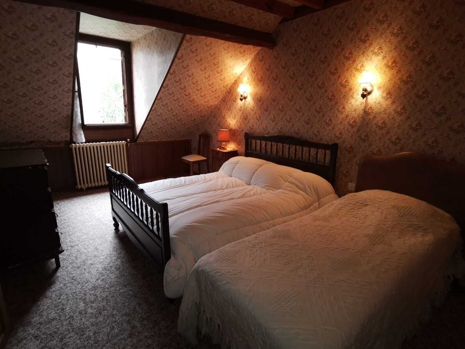 3 habitaciones, tabla de planchar con plancha y cuna de viaje 