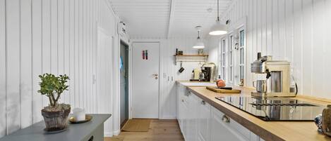 Køleskab, kogeplade, kaffe-/temaskine