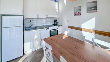 Fridge, stovetop, dishwasher, coffee/tea maker