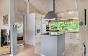 Kjøleskap, kokeplater, oppvaskmaskin og kaffetrakter/tekoker