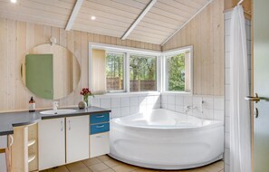 Shower - Beautiful home in Græsted with WiFi (Græsted)