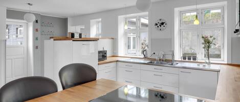 ثلاجة، موقد طهي مسطح، غسالة أطباق، ماكينة لصنع القهوة/الشاي