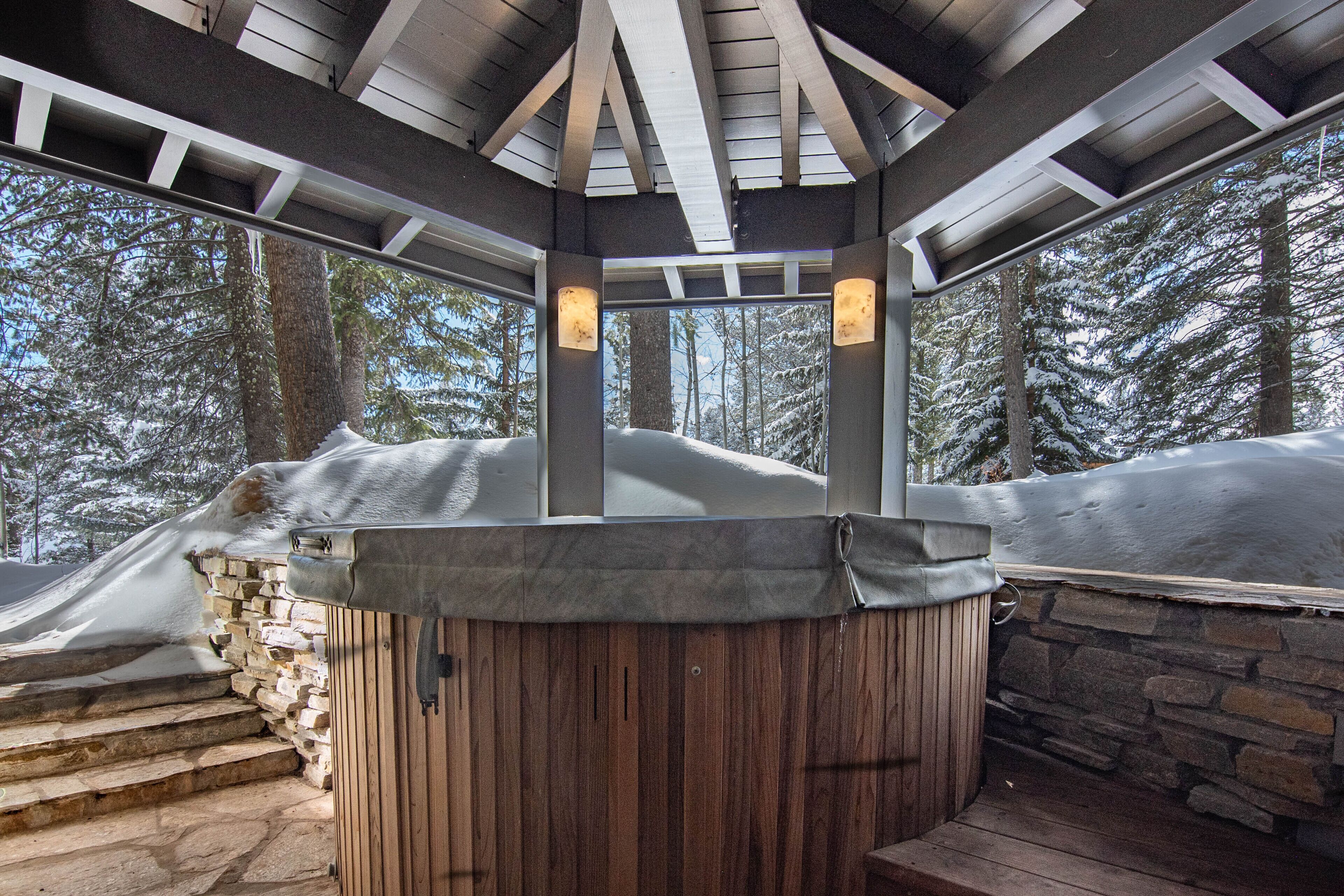 Outdoor spa tub